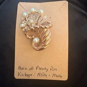 Vintage Elegant Gold and Pearl 1950s-60s Brooch